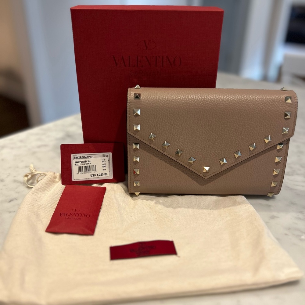Valentino Garavani wallet on chain
